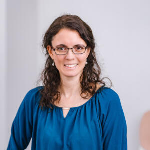 Gezeigt wird die Person Eva Bolarinwa